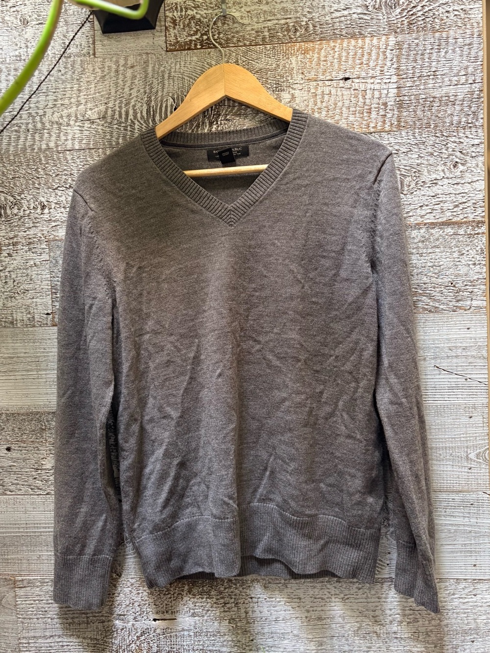 Banana Republic | 100% Merino Wool V-Neck Pullover Sweater - Men's M, Gray